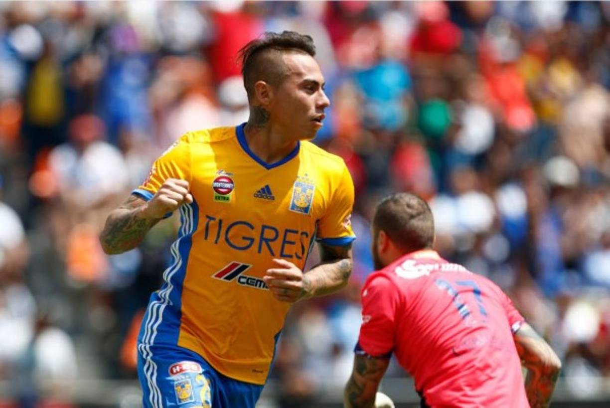 Eduardo Vargas es el jugador que ha conquistado a la chica brasileña. Es una de las figuras de los Tigres.