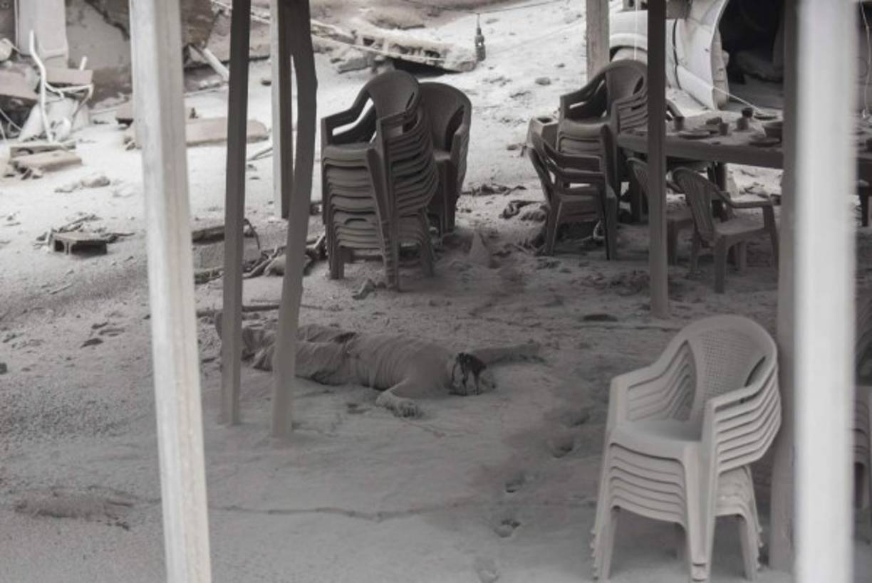 Los rescatistas se han encontrado con dramáticas escenas en la denominada 'zona cero', los cuerpos de las víctimas quedaron tendidos en las afueras de las casas, en su intento por huir de la sorpresiva avalancha que descendió rápidamente del volcán de Fuego.