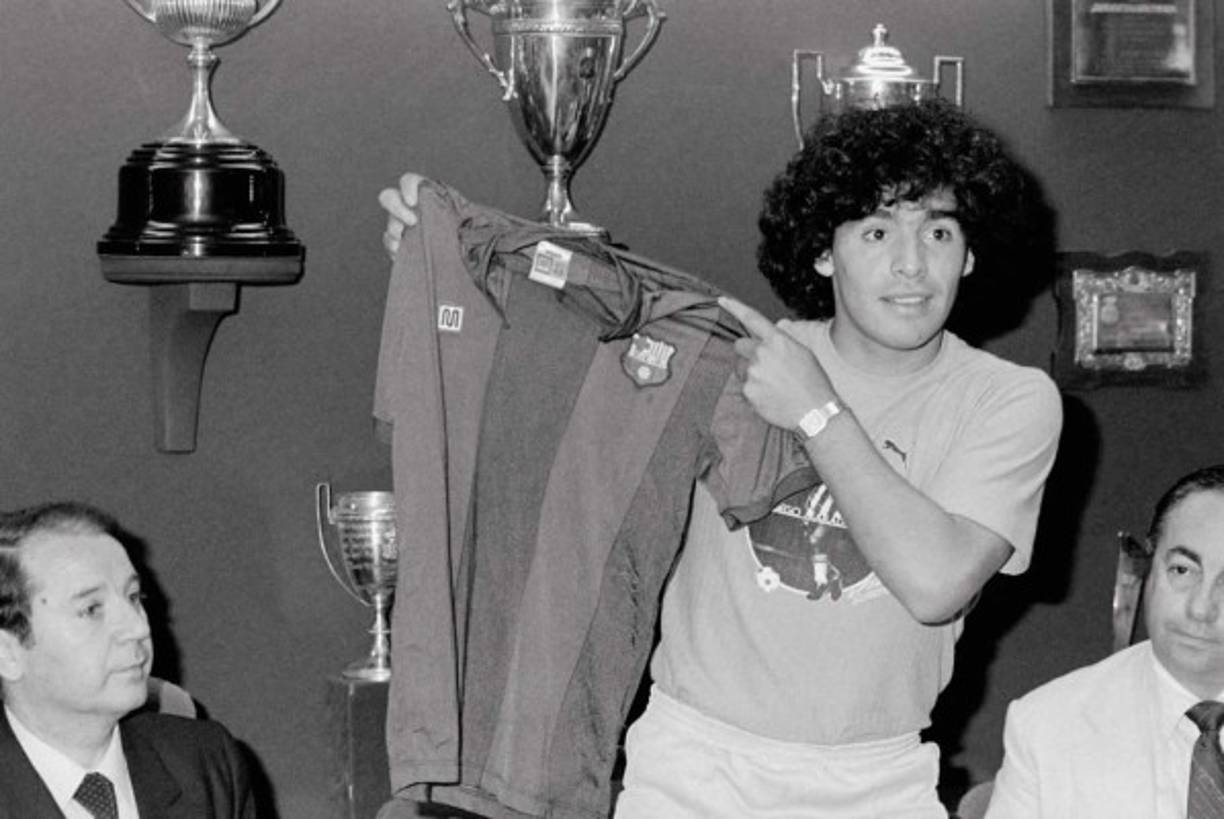 En 1982 Maradona fue presentado como flamante refuerzo del FC Barcelona .