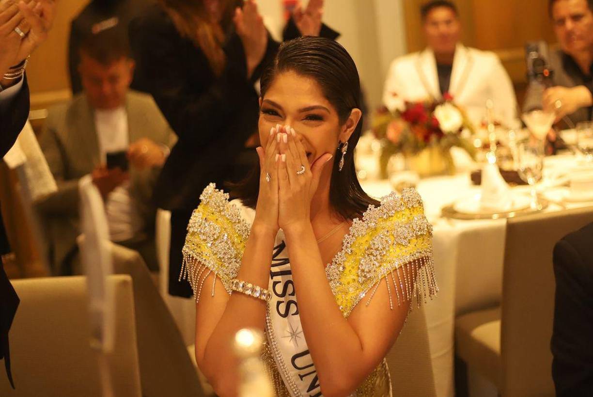 La noche del 16 de noviembre marca el final de un capítulo significativo en la vida de Sheynnis Palacios, la actual Miss Universo. Durante una tarde de té organizada en su honor el viernes 15 de noviembre, Sheynnis compartió con invitados especiales sus sentimientos y reflexiones sobre su año de reinado. 