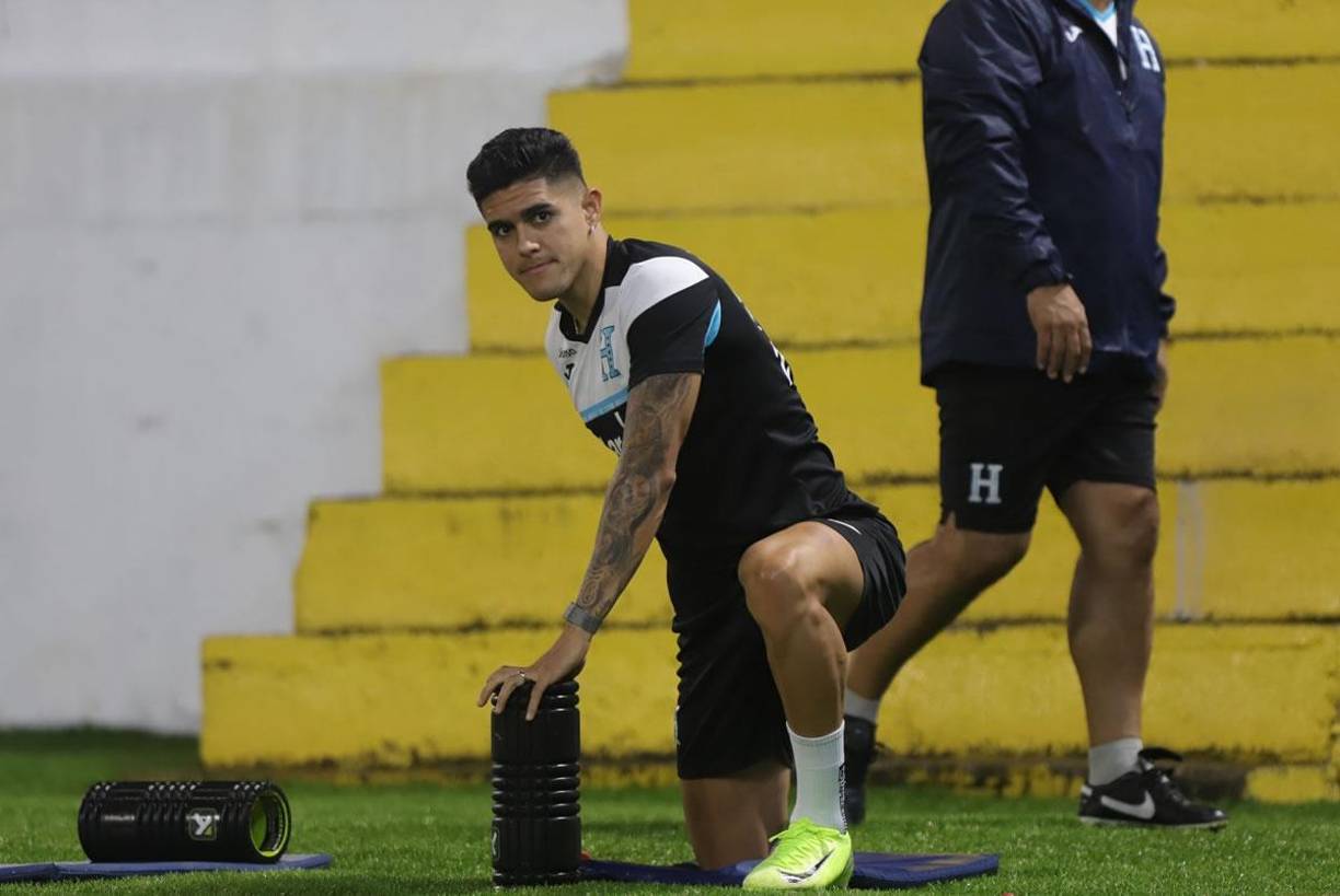 Los reflectores siguen a Luis Palma, la gran figura de Honduras en el primer partido contra México.