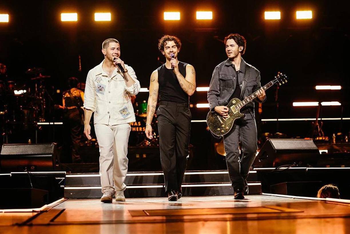 La presencia de los Jonas Brothers en Disney Channel no se limitó solo a las películas. También protagonizaron su propia serie, <i><b>Jonas</b></i>, que se emitió entre 2009 y 2010, donde interpretaron versiones ficticias de ellos mismos. Además, su documental miniseries <i><b>Jonas Brothers: Living the Dream</b></i><b> </b>les permitió llevar a los fans detrás de las cámaras durante su gira <i>When You Look Me in the Eyes</i>.