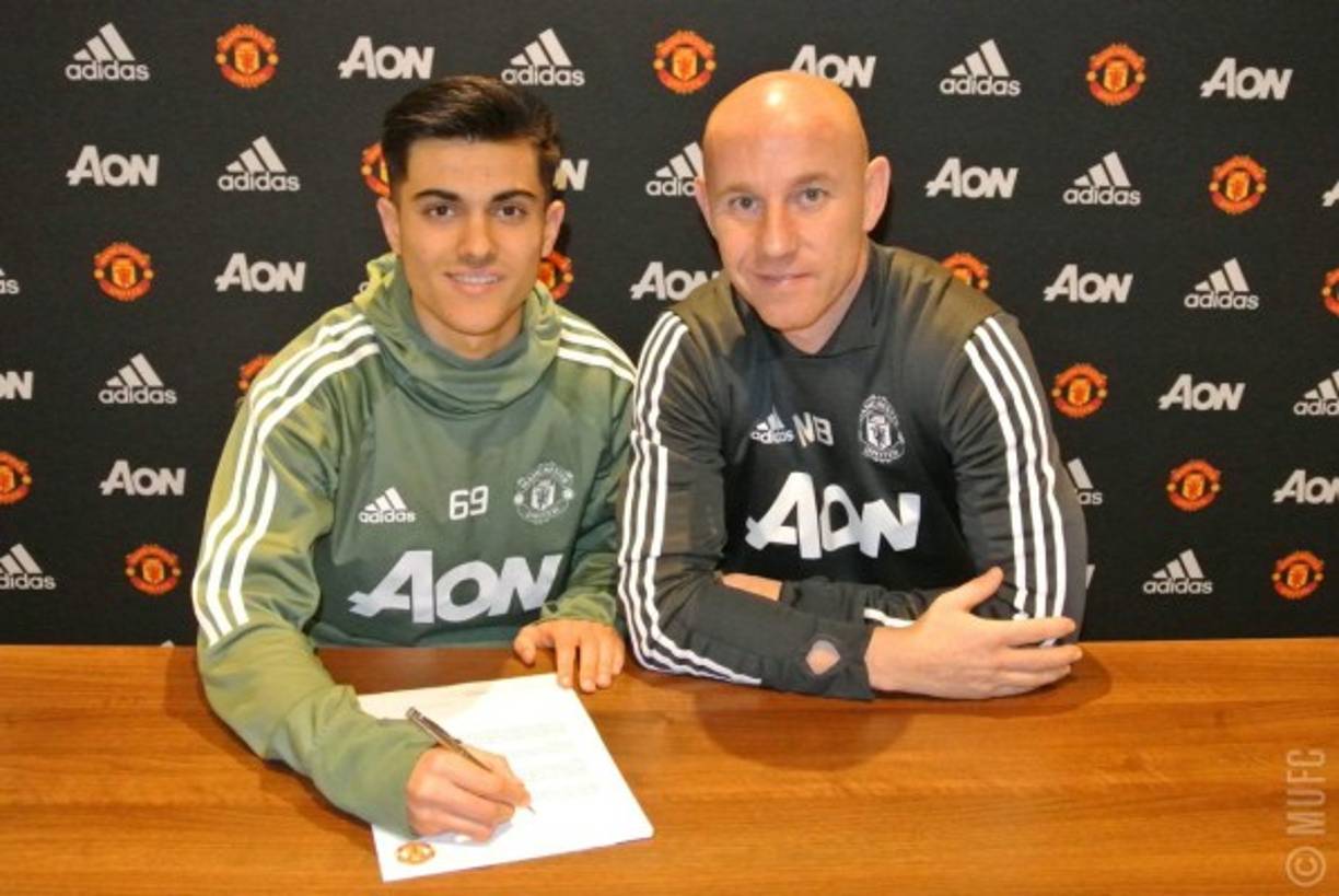 El Manchester United ha anunciado que Arnau Puigmal, de 17 años, ha firmado su primer contrato profesional en el club. El centrocampista era canterano del Espanyol. 'Arnau nos ha impresionado a todos desde que llegó al club esta temporada', ha dicho el director de la academia Nicky Butt.