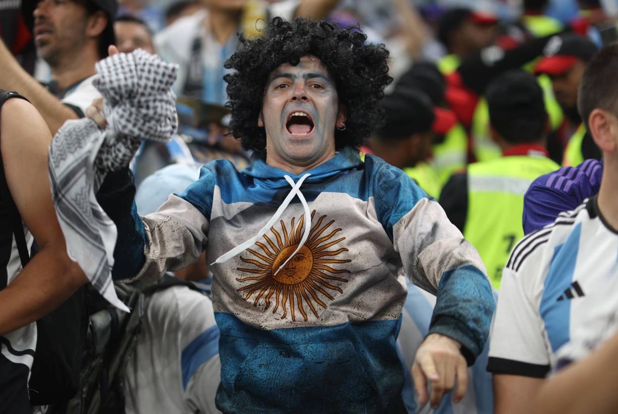 Este hincha sorprendió al emular a Diego Armando Maradona.