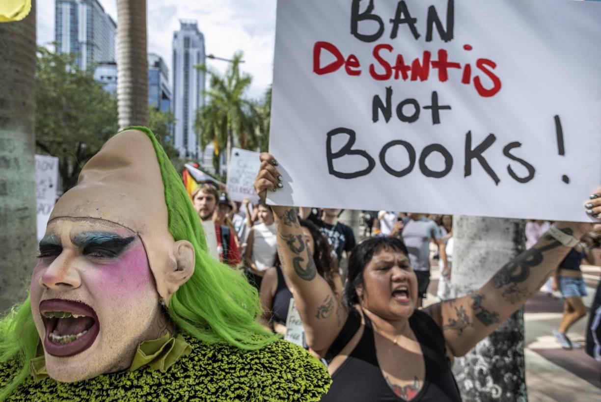 En este su segundo mandato como gobernador, DeSantis ha reforzado su agenda ultraconservadora con leyes que restringen aun más el aborto, que prohíben que se aborden la identidad de género y la orientación sexual en las escuelas o eliminan los programas de diversidad racial en universidades públicas. 