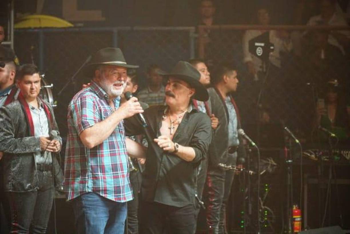 De inmediato, El Chapo le hizo el llamado públicamente y lo invitó a subir al escenario, acto seguido, se dieron un cálido abrazo, cruzaron un par de palabras y el artista aprovechó a mostrarle agradecimiento. Fotografía: La Prensa / Amílcar Izaguirre