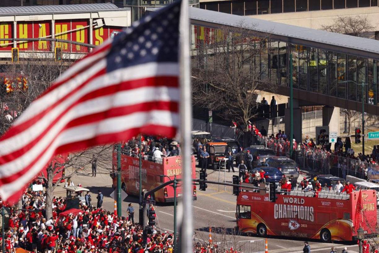 Minutos antes del suceso, un autobús en el que desfilaban los jugadores -entre ellos el novio de la cantante Taylor Swift, el ala cerrada Travis Kelce- había recorrido las calles de la urbe para celebrar la victoria con los aficionados.