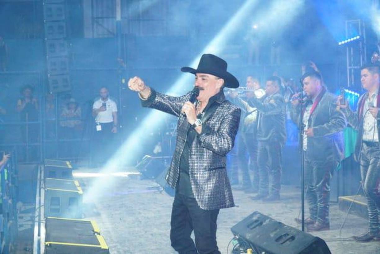 A las 11:15 pm, El Chapo de Sinaloa subió al escenario para encender al público con la canción “Andamos borrachos todos”. Fotografía: La Prensa / Amílcar Izaguirre
