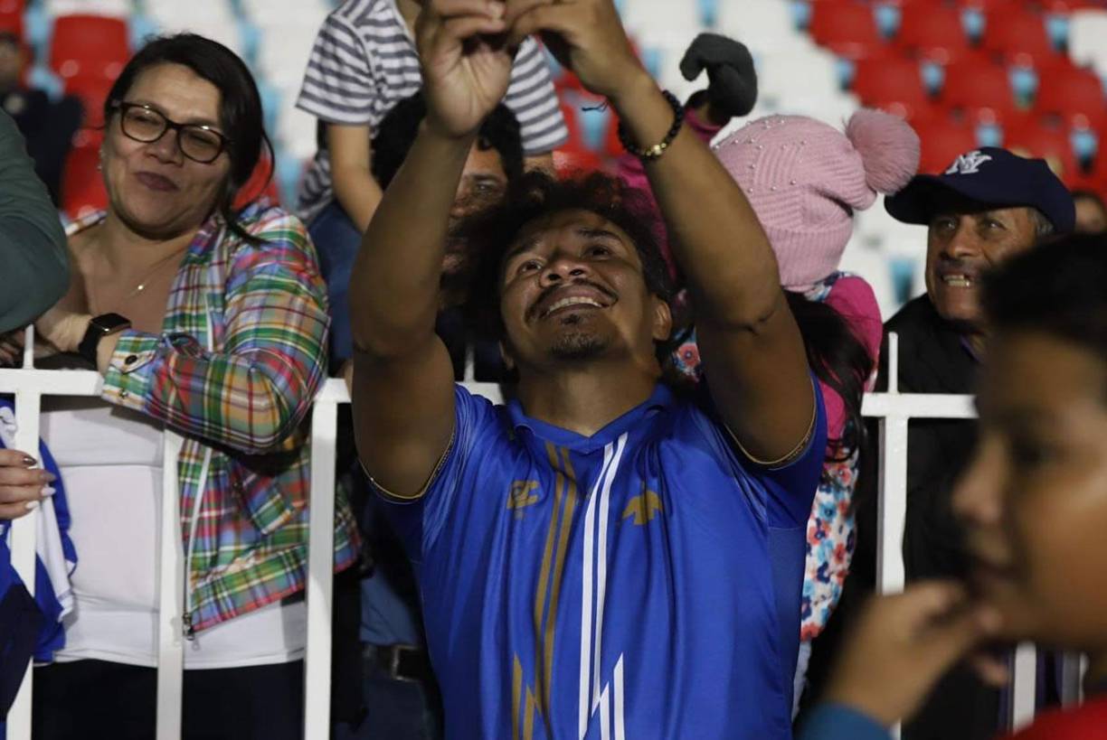 ‘Rambo’ de León después empezó a sonreír y posó con aficionados que le pidieron una selfie.