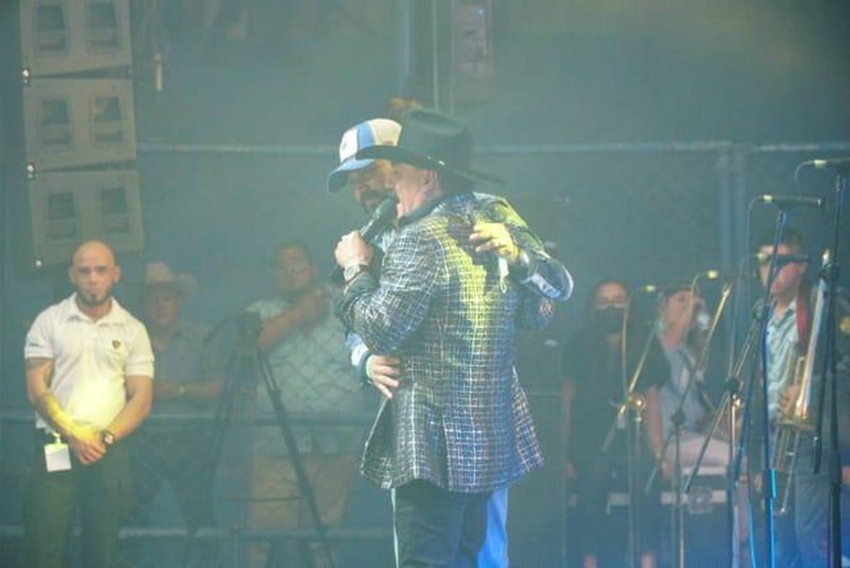 Luciendo su característico sombrero, un pantalón negro y una chaqueta plateada, Ernesto Pérez arrancó la algarabía de los asistentes. Fotografía: La Prensa / Amílcar Izaguirre