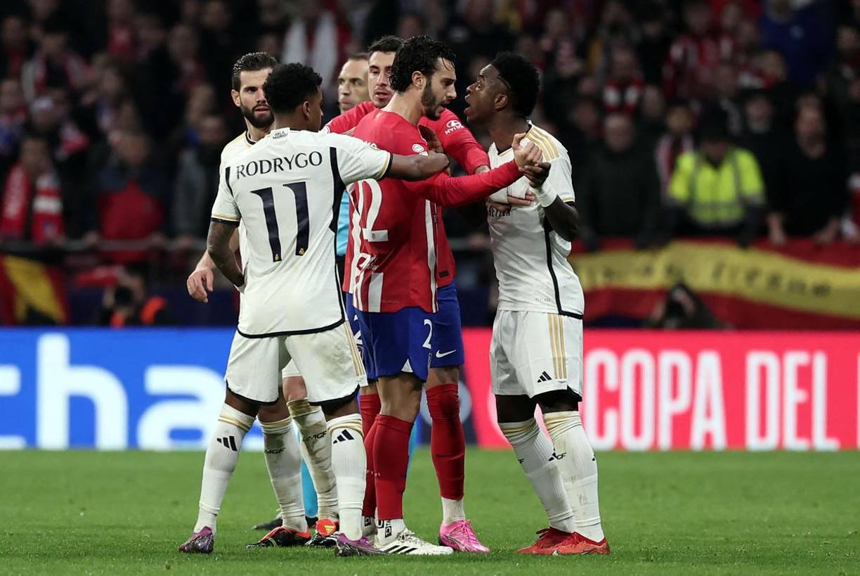 Vinicius se encaró con el defensa español Mario Hermoso.
