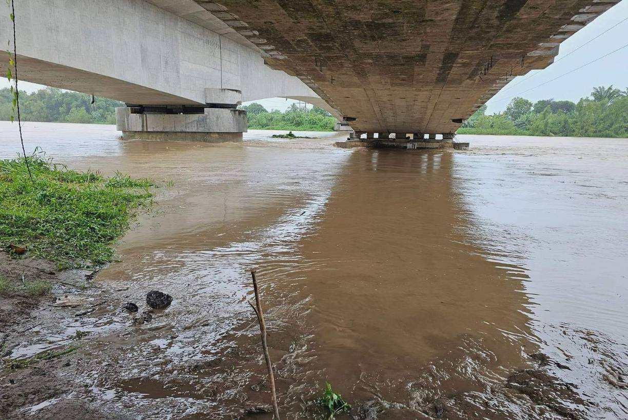 En las últimas horas, las lluvias en el noroccidente de Honduras, donde nacen el Ulúa y el Chamelecón, se han intensificado, provocando la crecida de ambos afluentes. 