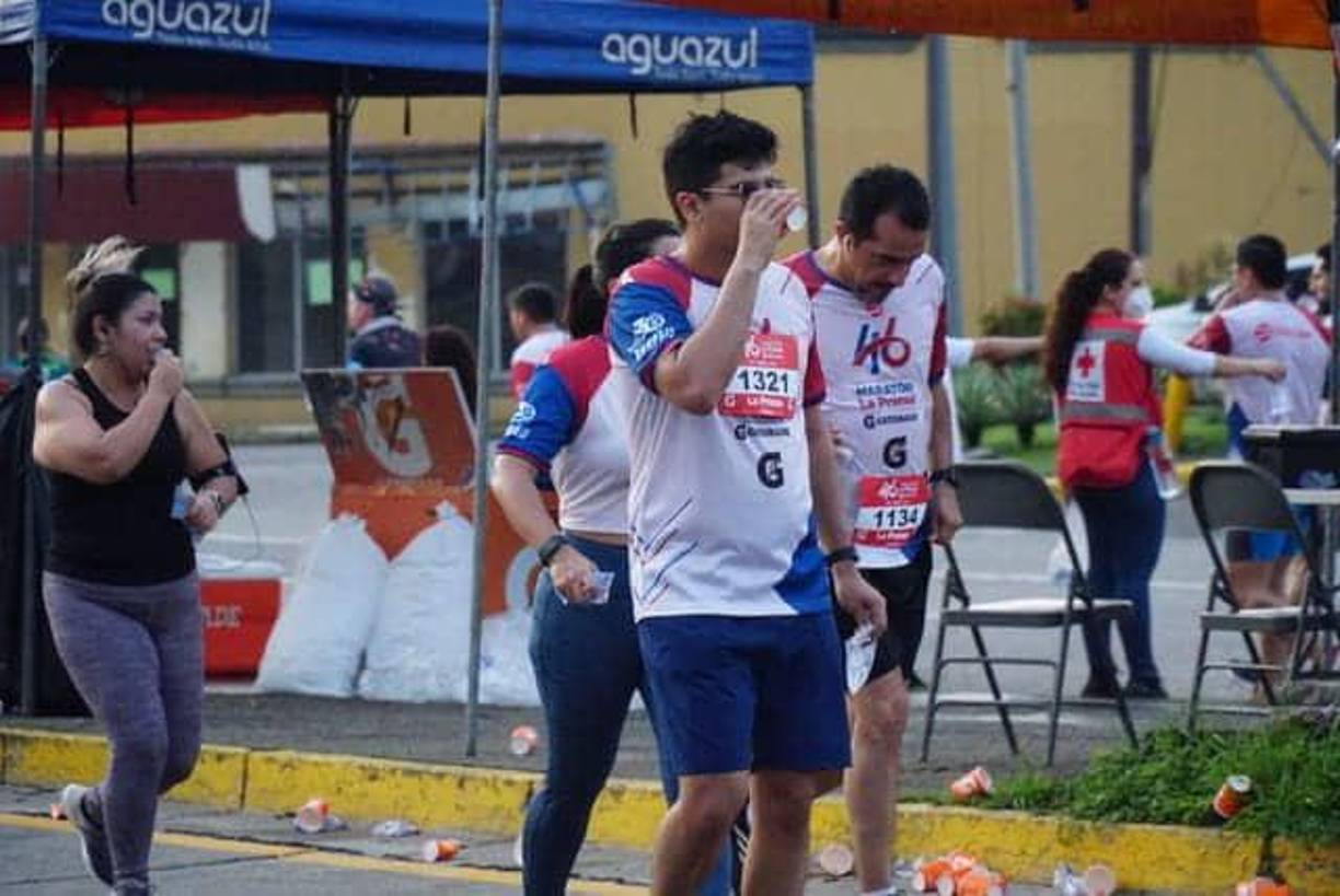 Uno de los corredores que fue captado tomando agua en plena competencia.