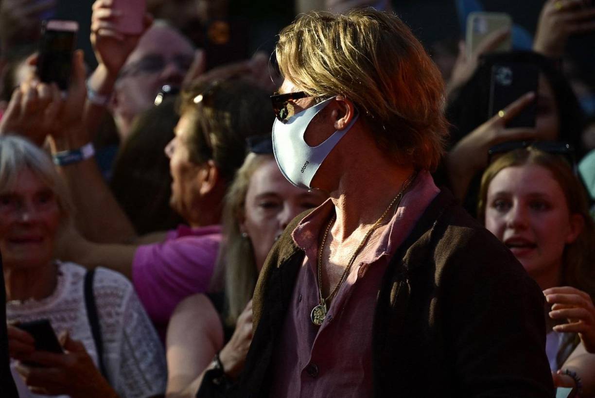 Las fotos de Brad Pitt con su peculiar atuendo ya son tendencia en redes sociales. 