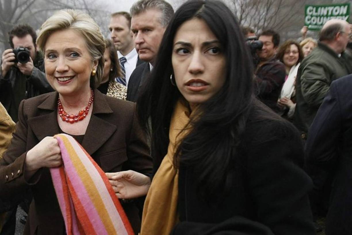Cambió sus sueños de ser una popular periodista de la televisión por Hillary Clinton, a la que acompañó en el Senado cuando fue representante del estado de Nueva York (2001-2008), en toda la campaña electoral cuando aspiraba a la nominación presidencial demócrata para las elecciones de 2008 y, también dentro del Gobierno, cuando fue secretaria de Estado (2009-2013).