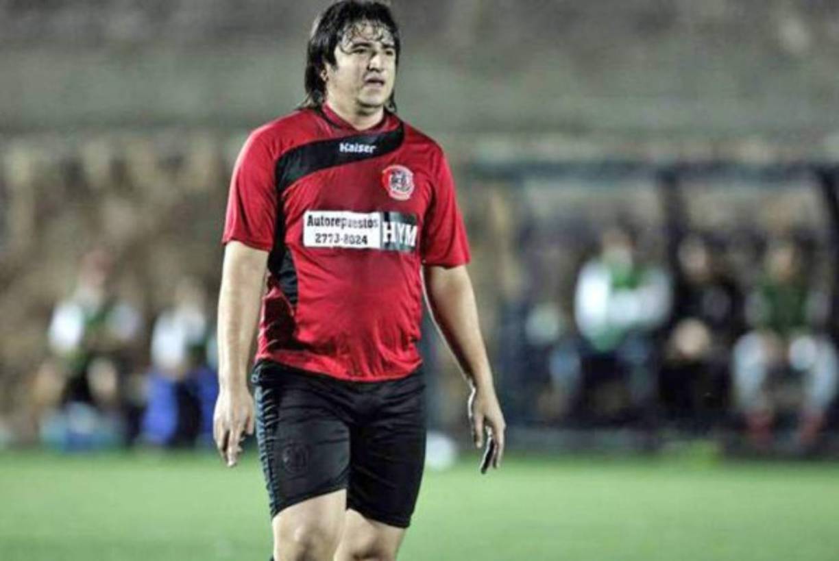 Seleccionado Nacional y en su momento figura en Marathón, luego pasó por clubes de la Liga de México, Serbia, Bulgaria y en el Juventud Escuintleca de La Liga Nacional de Fútbol de Guatemala.