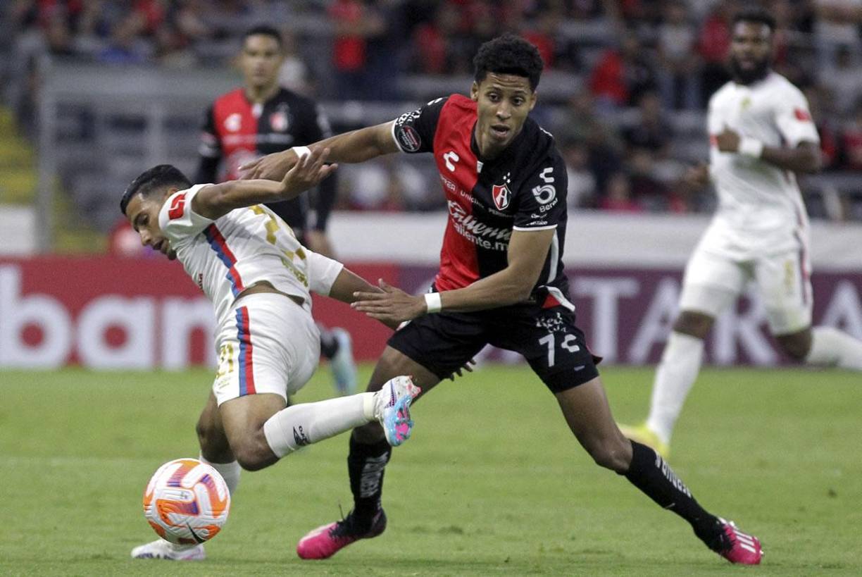 José Mario Pinto tampoco tuvo una buena actuación en el estadio Jalisco. En la imagen pierde el balón con Jonathan Herrera del Atlas.