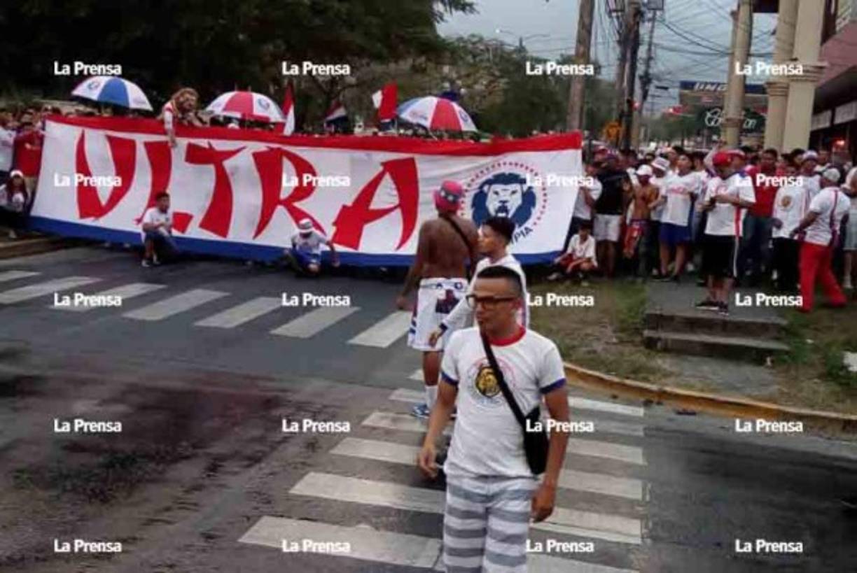 Los aficionados del Olimpia fueron colocados en Preferencia Norte y el sector resultó ser insuficiente debido a la gran cantidad de olimpistas.