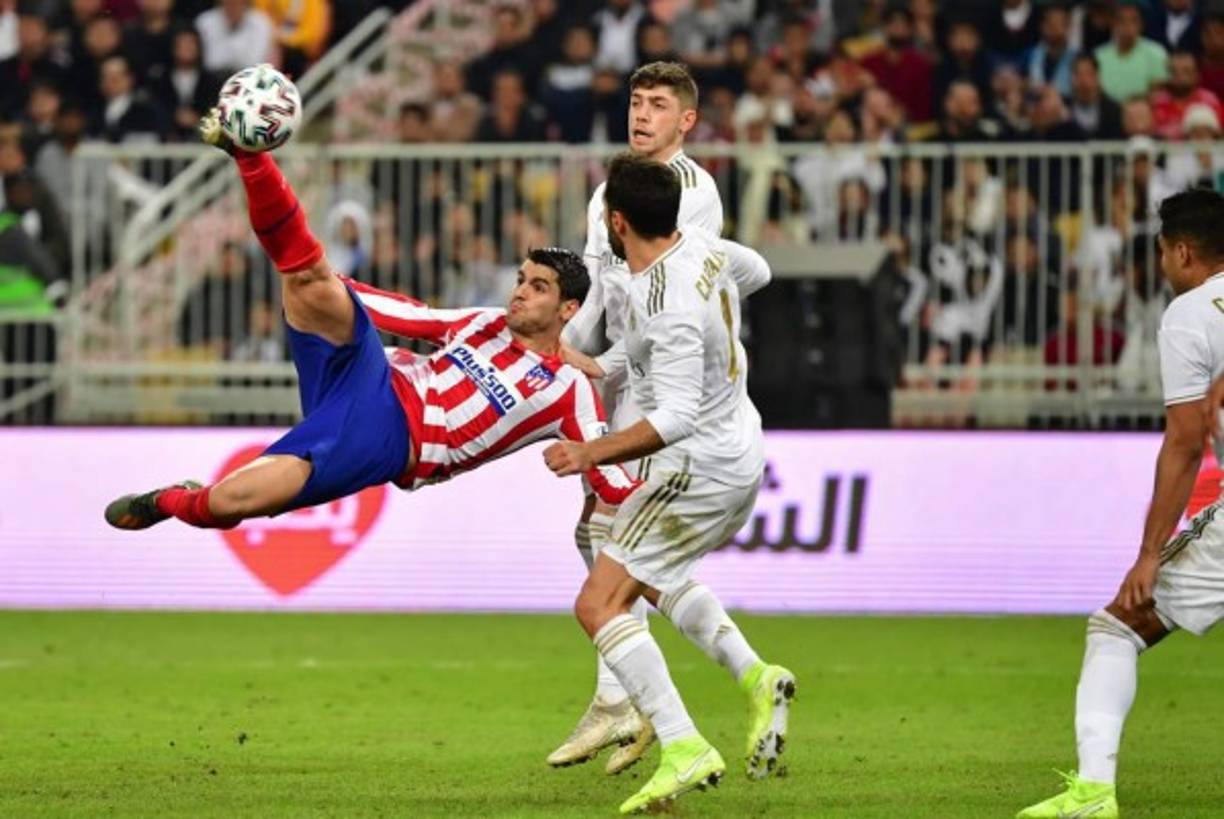 Álvaro Morata conecta el balón de manera acrobática.
