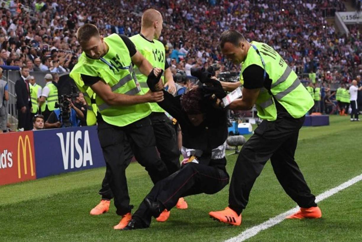 La seguridad del estadio se llevaron rápido a los invasores, después de sorprender a los jugadores.