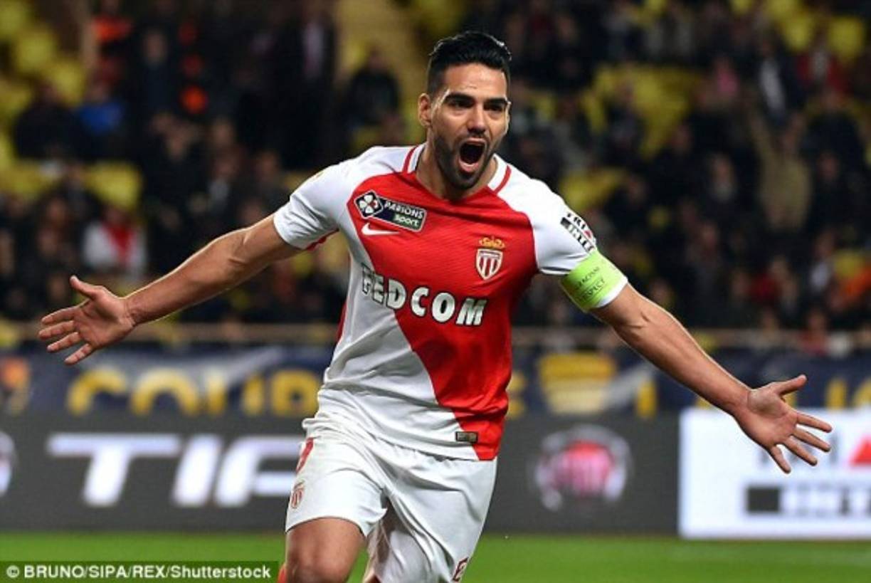 El capitán del Mónaco que asombró a Europa la temporada pasada, en la que el club del Principado arrebató el título de liga al PSG y alcanzó las semifinales de la Liga de Campeones, Falcao volverá a contar con un papel decisivo. El colombiano anotó 21 dianas en el último torneo doméstico, cifras que este año -a priori- serán más difícil de alcanzar, toda vez que algunos de los mejores jugadores del equipo han fichado por otros clubes.