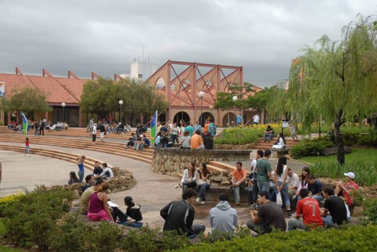 9. Universidad Federal Minas Gerais: Es la cuarta institución académica en el ránking, ofrece 75 pregrados, 78 especialidades y 68 programas de educación en todos los campos. Cuenta con más de 40,000 estudiantes..