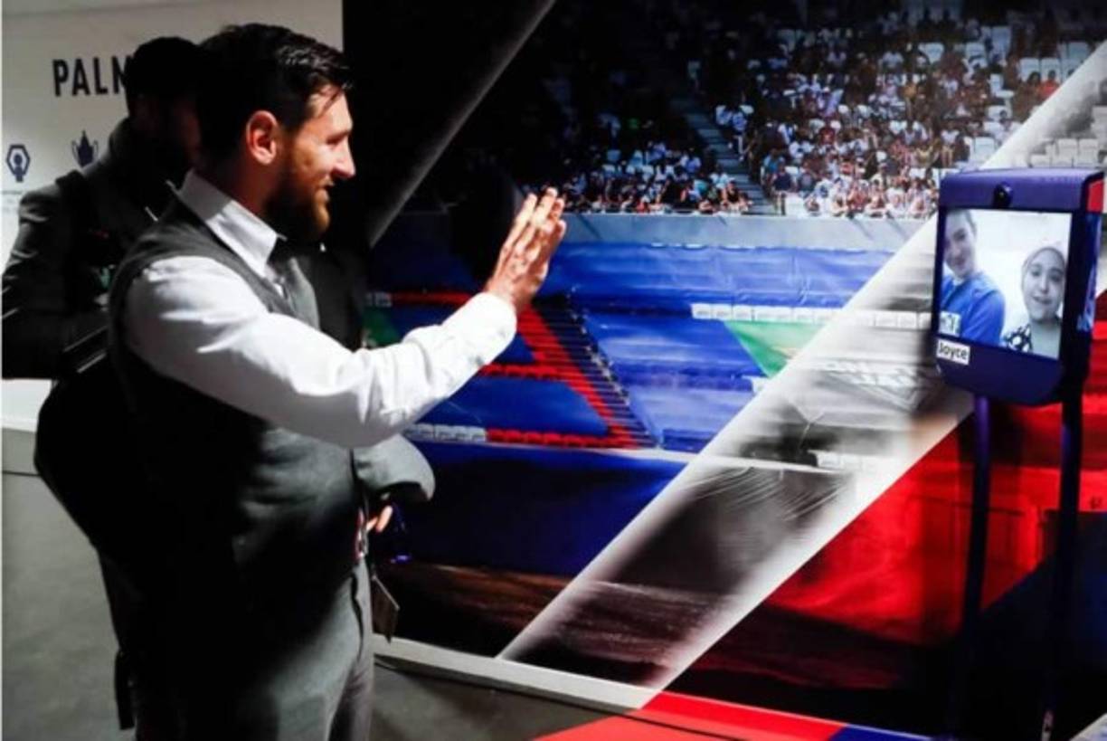 Messi se detuvo para saludar a los dos niños hospitalizados a través de los robots que estaban en el estadio Parc Olympique Lyonnais.