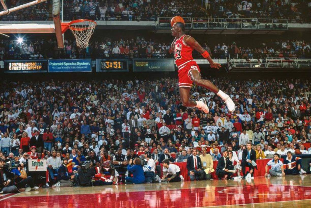 La leyenda de los Air Jordan creció a la par que la de Michael Jordan, que en su primera temporada con los Chicago Bulls promedió 28.2 puntos por partido y ganó el premio al “Novato del Año” y su historia como uno de los mejores jugadores en toda la historia de la NBA comenzó.
