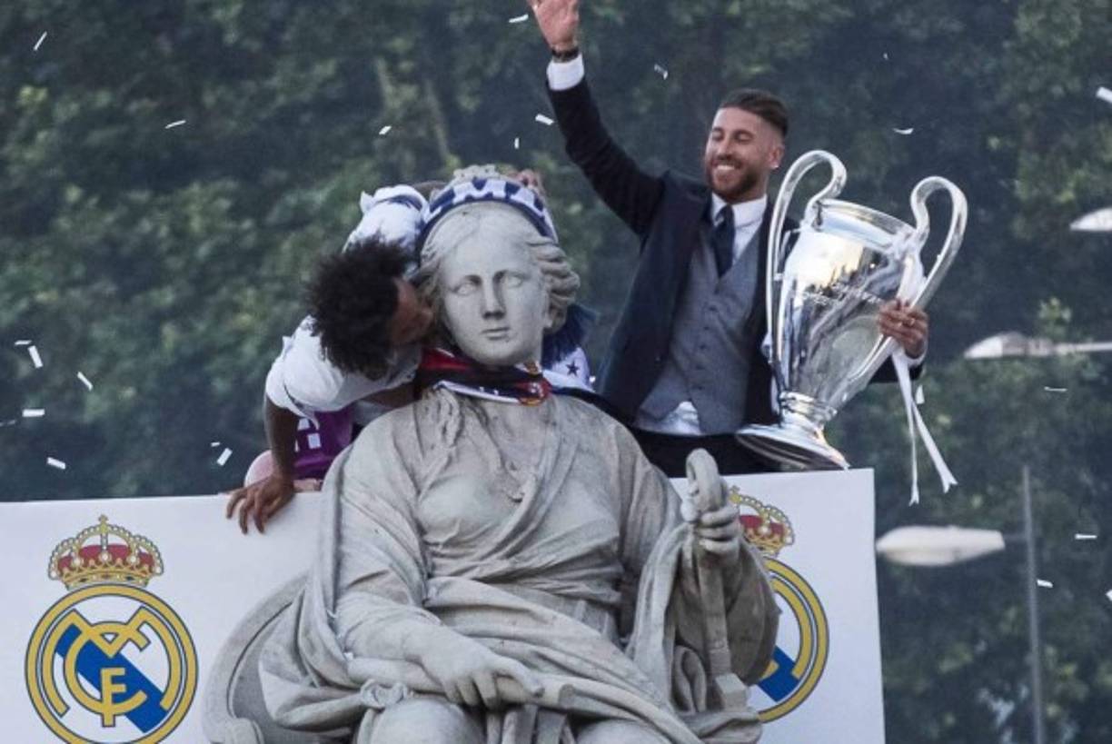 GRA352. MADRID, 04/06/2017.- Los jugadores del Real Madrid, Sergio Ramos (d) y el brasileño Marcelo, durante la visita del equipo blanco a la madrileña plaza de Cibeles para celebrar con los aficionados madridistas el titulo de Liga de Campeones. EFE/Santi Donaire.