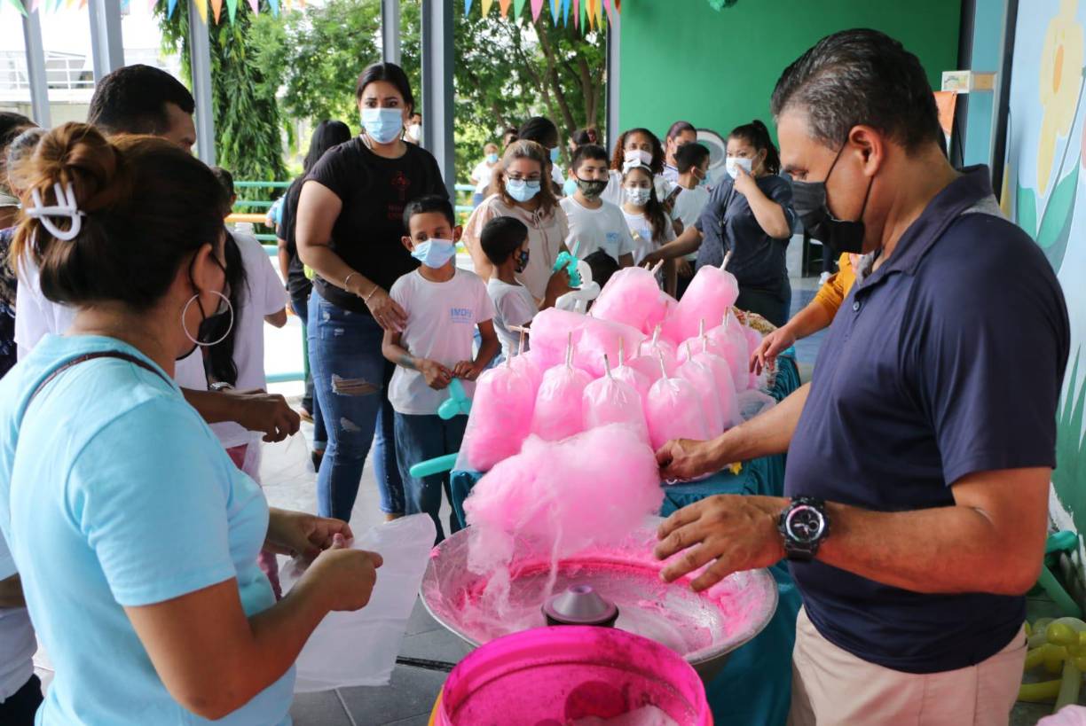 En el evento que inició desde las 10:00 de la mañana hubo diversas actividades alusivas a los pequeños, compartiendo con ellos gratos momentos. No podían faltar los dulces.