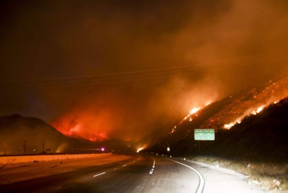 En California, el fulgurante incendio Blue Cut en las montañas del bosque nacional Angeles, a 150 kms al este de Los Angeles, tomó 15.000 hectáreas de arbustos y vegetación en tres días y solamente estaría controlado en un 26%.