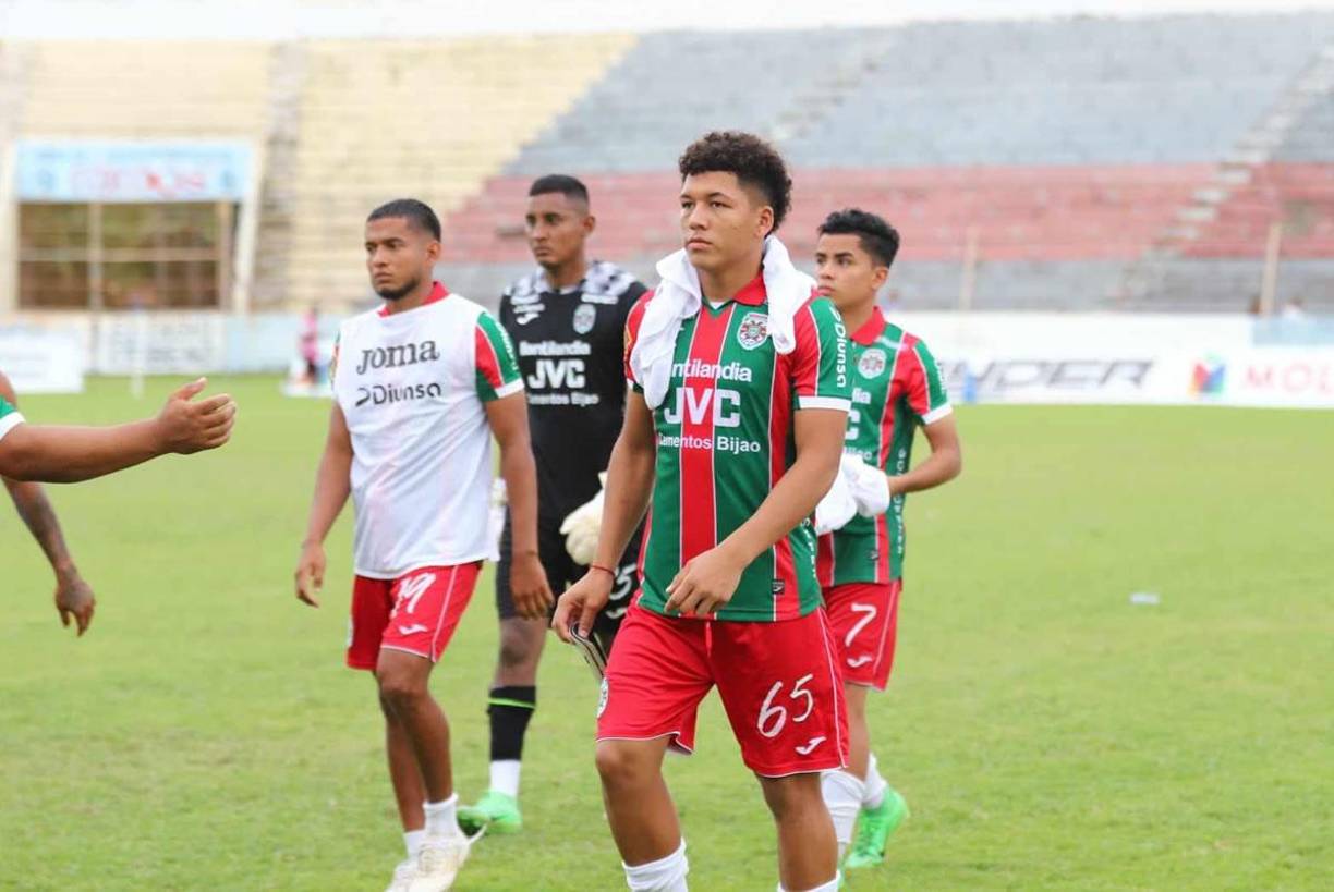 Jonathan Bueso, dorsal 65, saliendo del estadio Ceibeño con semblante serio tras la derrota de Marathón.