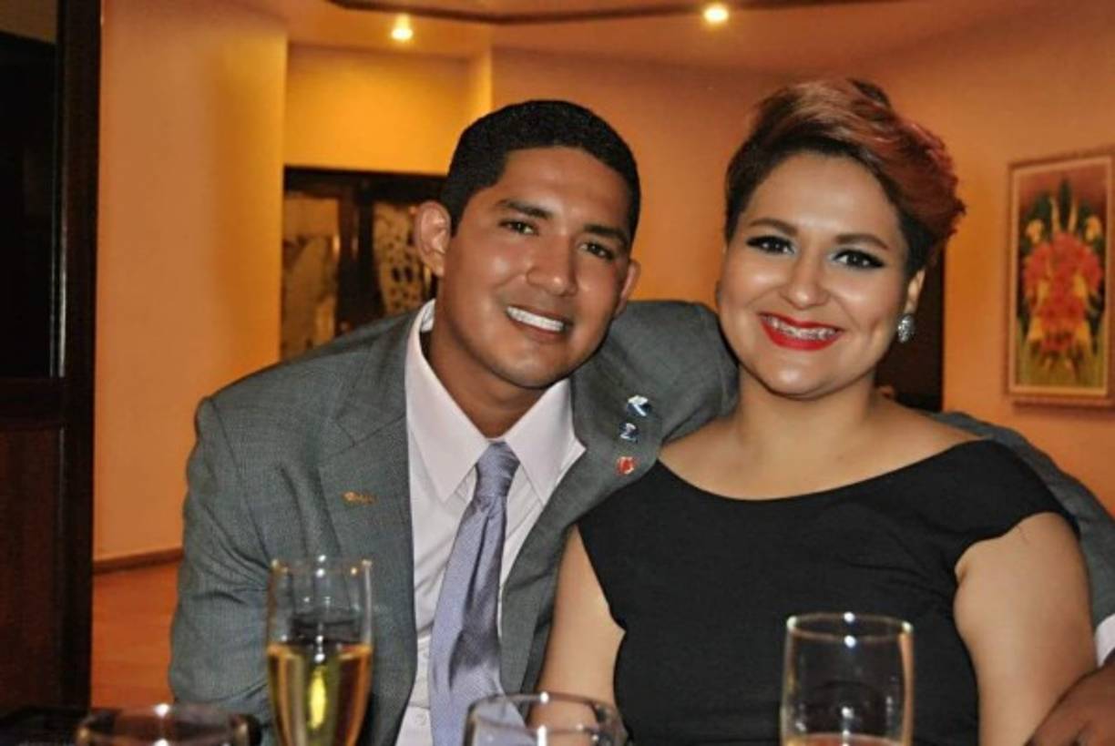 Stephanie, de 27 años, es arquitecta, se dedica a diseñar y pintar camisetas a mano con su marca Rajito. Allan tiene 25 años y es el jefe de planta de producción en una prestigiosa compañía. <br/><br/>Les encanta ir al cine y compartir tiempo con sus amigos y familiares. También disfrutan realizar actividades sociales con el Club Rotaract Valle de Sula.