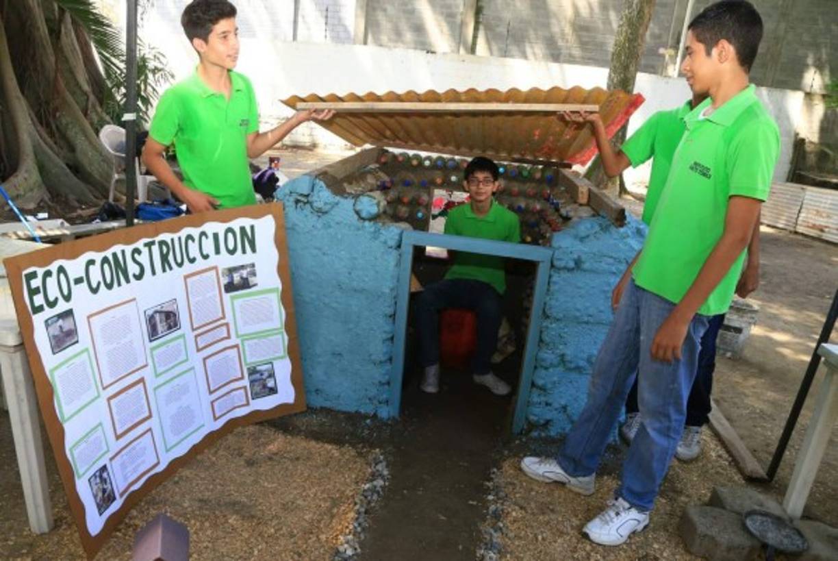 Los estudiantes de tercero de ciclo común construyeron una casa ecológica con botellas llenas de arena.