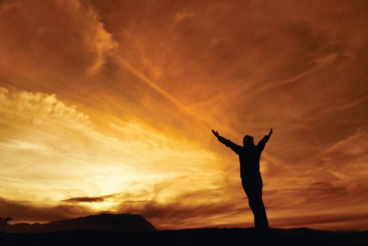 CONSEJO #7. <br/>Deja los deseos de lado: Si vives guiado por los deseos y no logras cumplir alguno, eso se transformará en una frustración que te deja en un estado negativo. Todo lo que necesites llegará a ti y podrás cultivar tu felicidad.