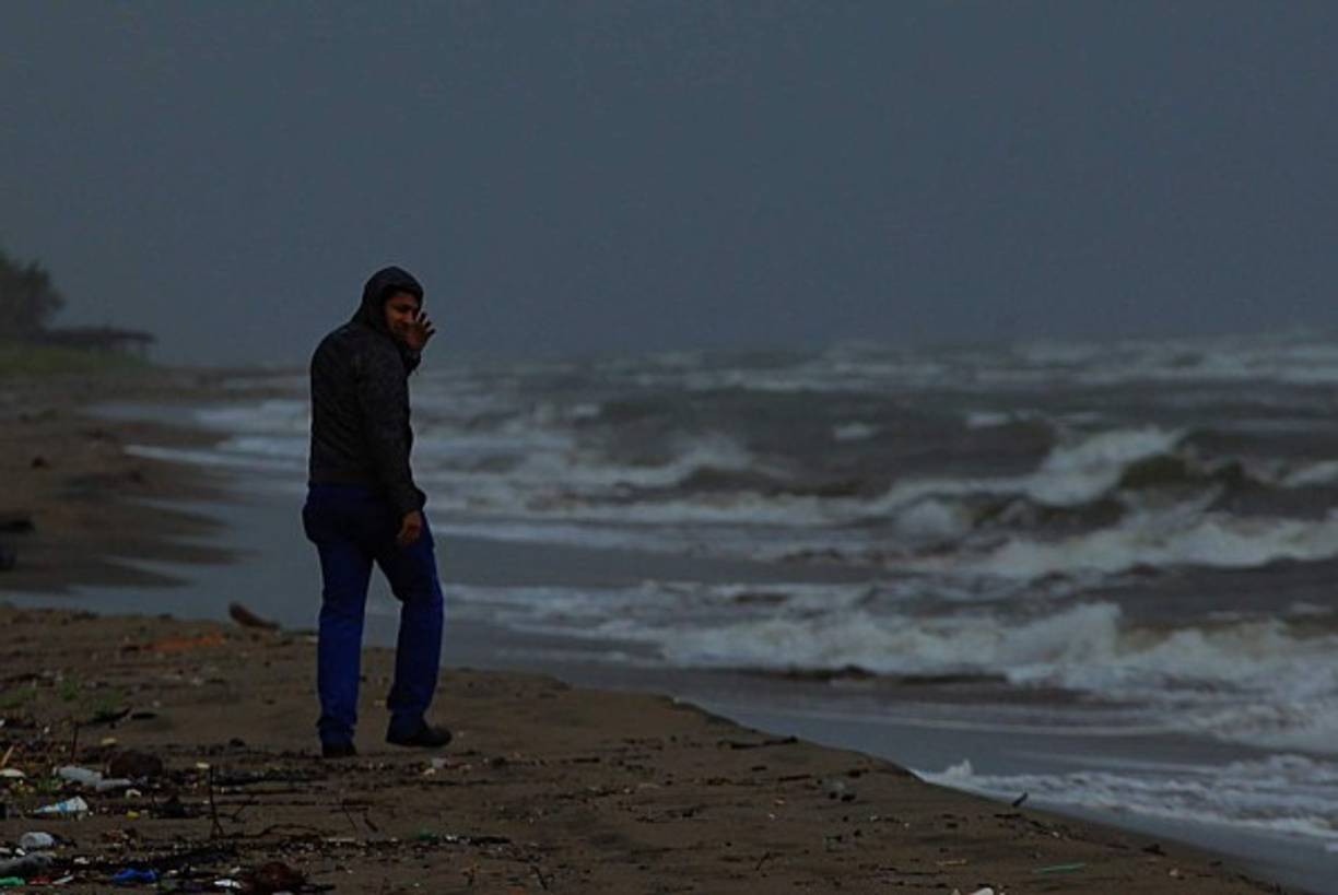 'Los vientos en el norte del ciclón están superando los 118 kilómetros por hora por lo que se va a emitir una alerta para toda la Isla de la Bahía de vigilancia de huracán, de vientos de huracán, debido al oleaje que se pueden presentar por los fuertes vientos', agregó Argeñal.