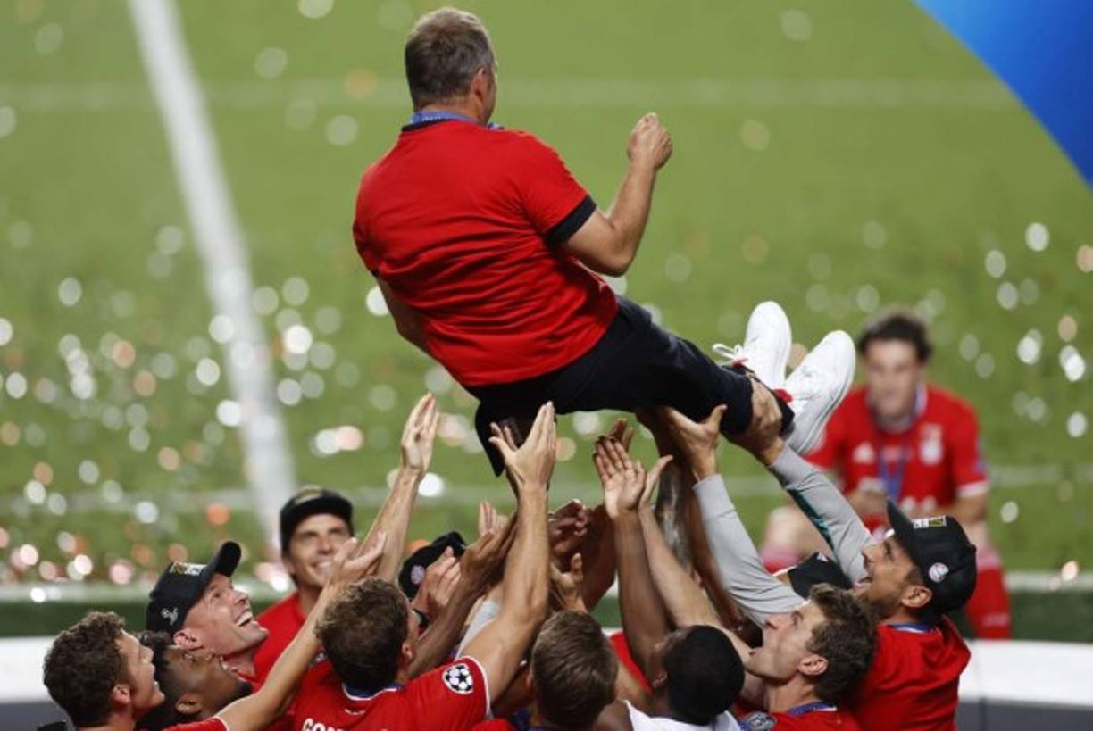 Los jugadores del Bayern mantearon al entrenador Hans-Dieter Flick.