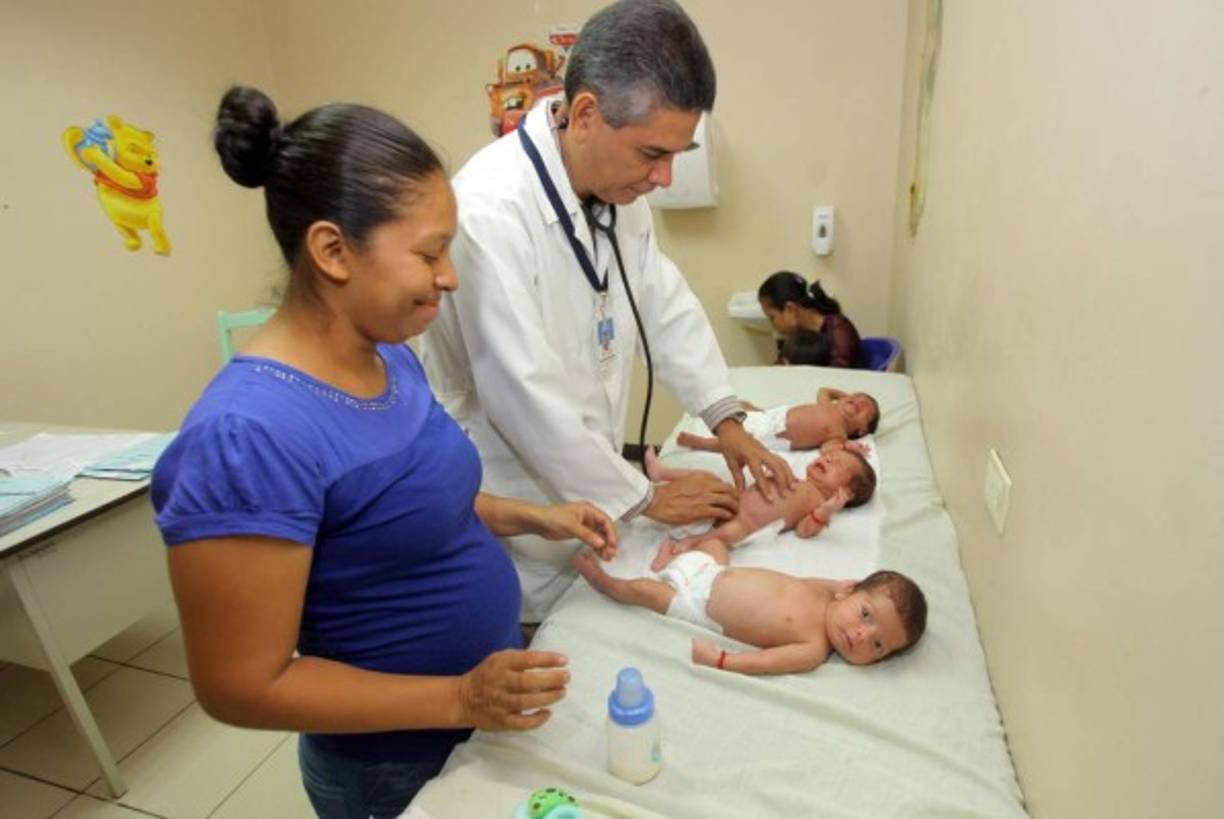 María vive con siete de sus ocho hijos en una casa de madera, la cual solo tiene una habitación y no cuenta con los servicios básicos.