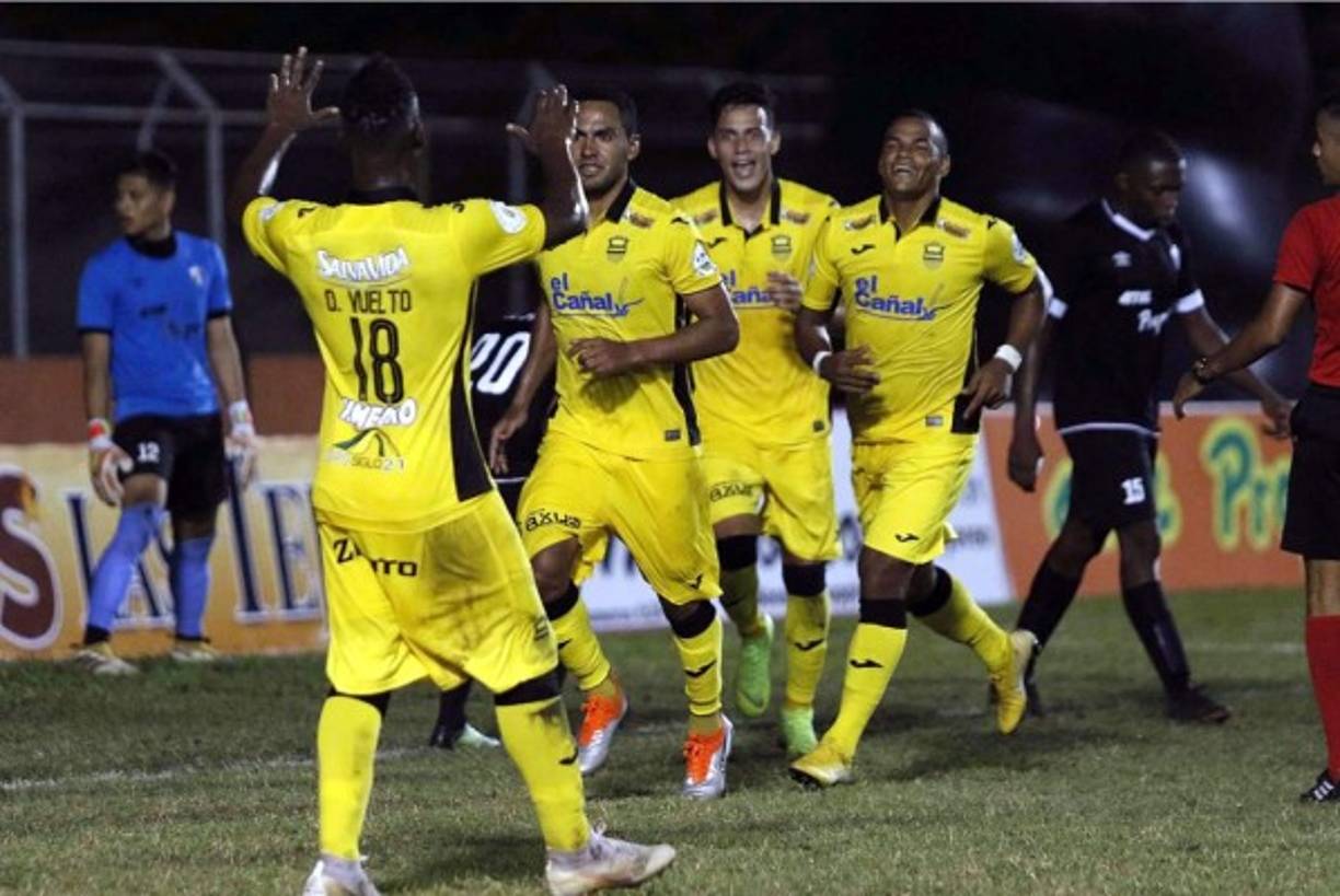 El Real España empató el juego al Honduras Progreso por medio de José Danilo Tobías, que corre a celebrar con sus compañeros.