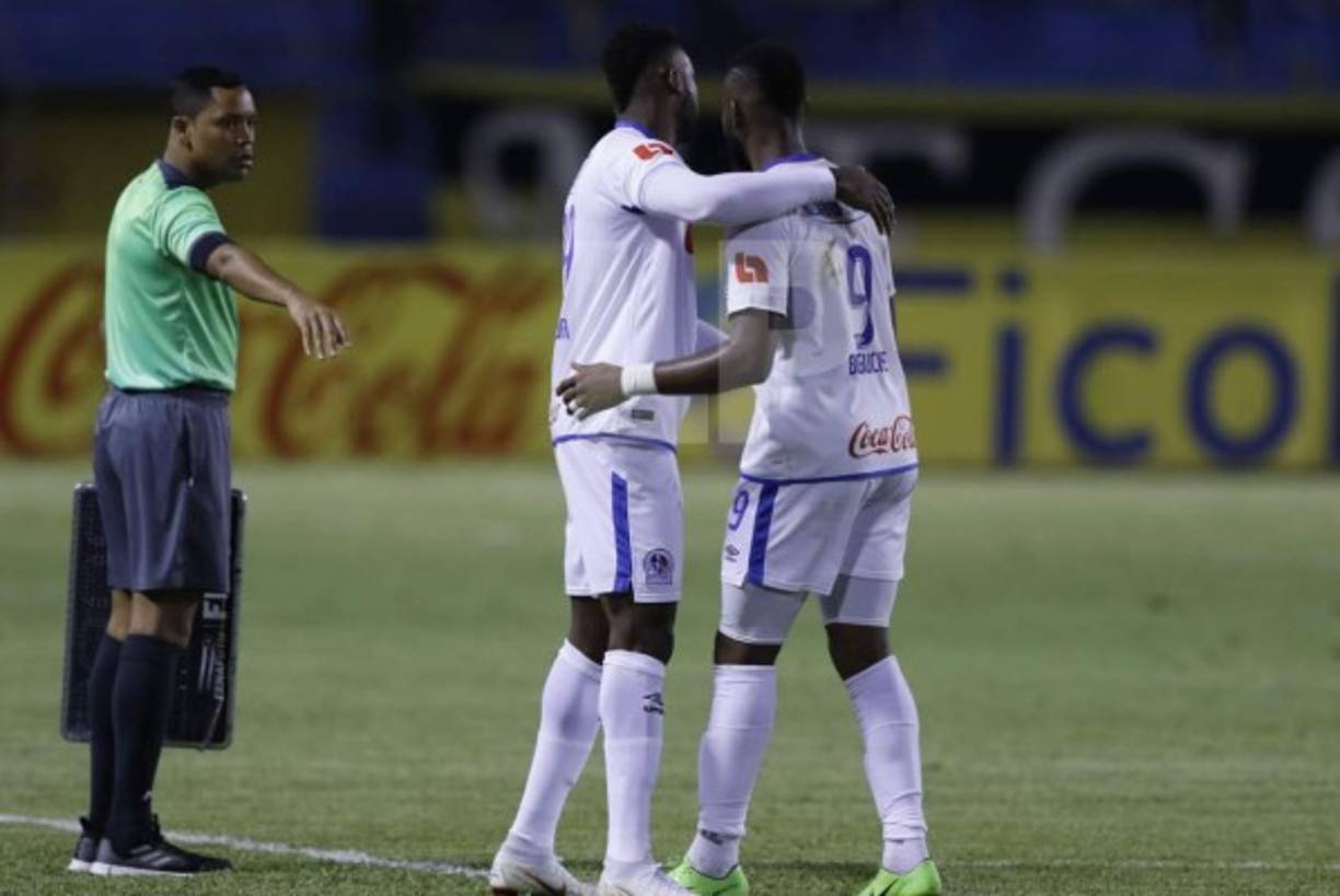 Yustin Arboleda ingresó al minuto 62 en lugar de Benguché e inmediatamente fue ovacionado por los olimpistas que llegaron al estadio Olímpico.