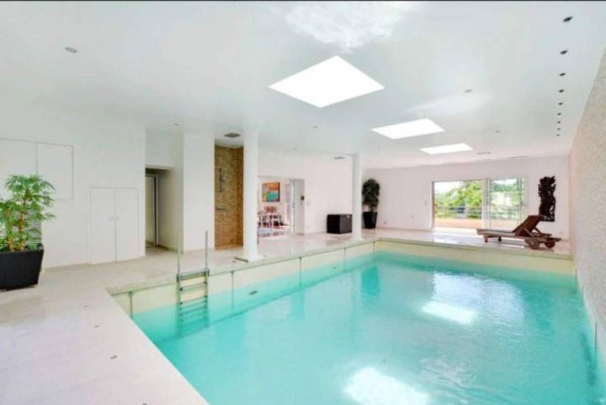La piscina interna para poder usar en invierno (Foto Sotheby's)<br/>