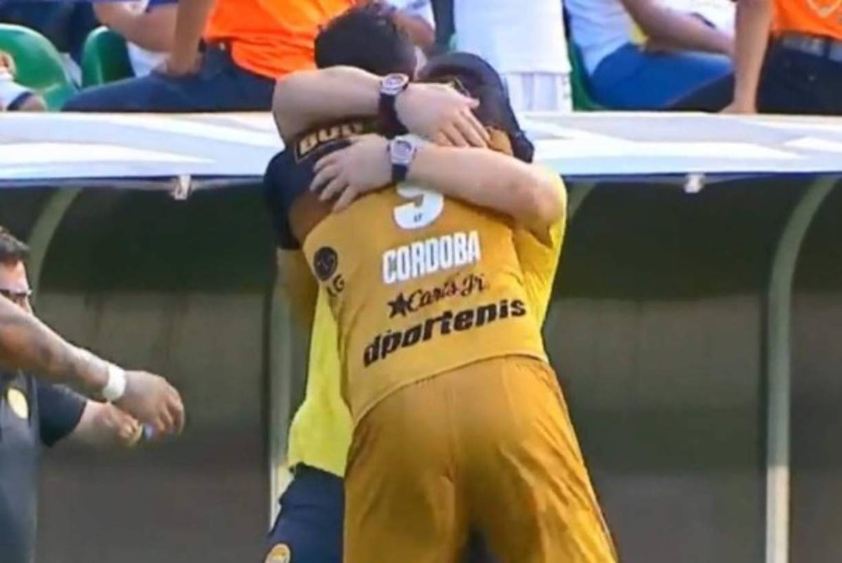 Diego Armando Maradona festeja con su compatriota Jorge Córdoba, anotador del gol de Dorados en Zacatepec.