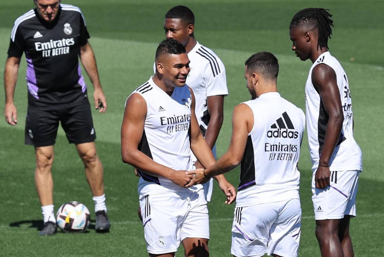 Casemiro se mostró de buen ánimo y estuvo bromeando con Eden Hazard.