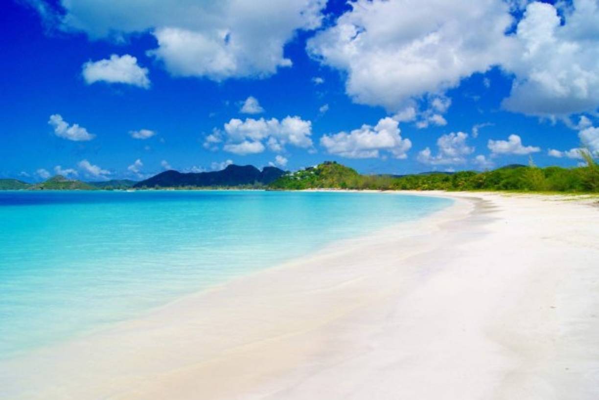 La costa de Antigua y Barbuda es perfecta para salir en barco y dar un paseo por sus entornos espectaculares.