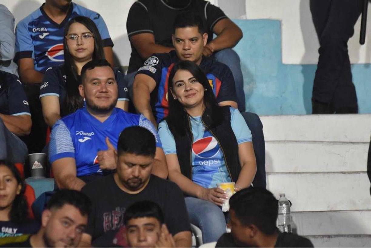 Un gran ambiente se vivió en el Chelato Uclés para el partido por la Copa Centroamericana.