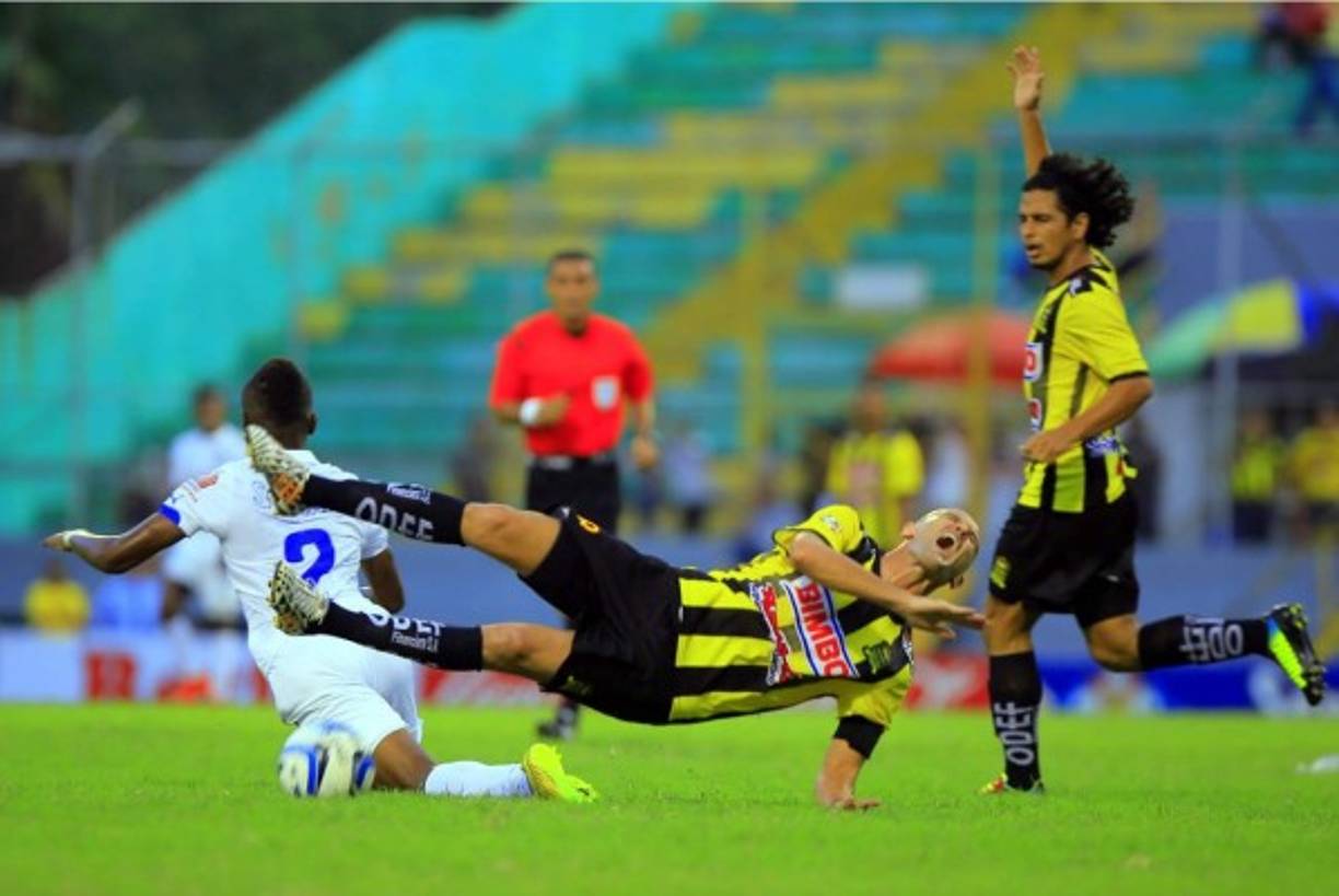 El uruguayo Julio Pablo Rodríguez víctima de una falta de Kevin Álvarez.