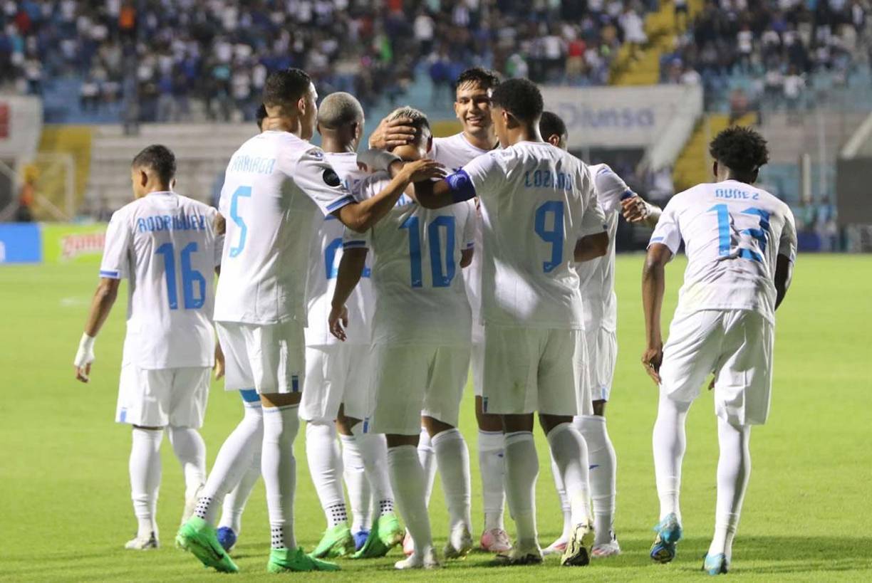 Los seleccionados hondureños festejan el golazo de Alex López que abrió el camino de la victoria ante Trinidad y Tobago.