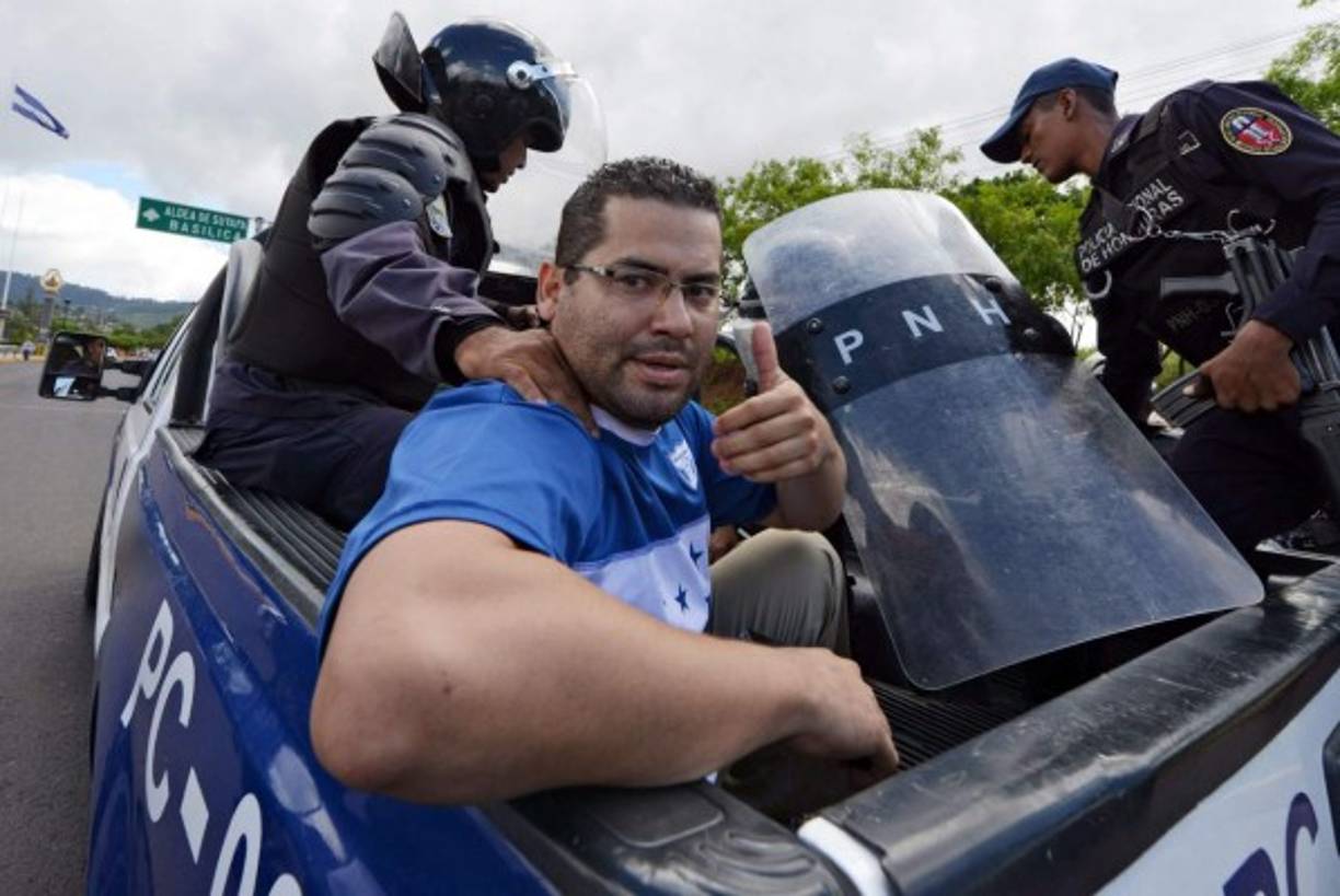 La Policía detuvo a Miguel Briceño, líder de los 'indignados'. Fue llevado a un cuartel policial, pero fue liberado enseguida.