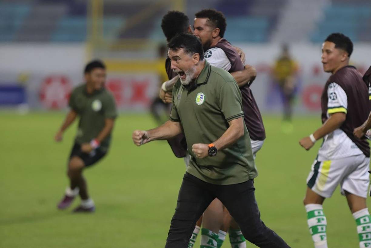 Del otro lado, el entrenador uruguayo Fernando Araújo celebró de manera eufórica el triunfo del Juticalpa FC contra el Real España en el Morazán.