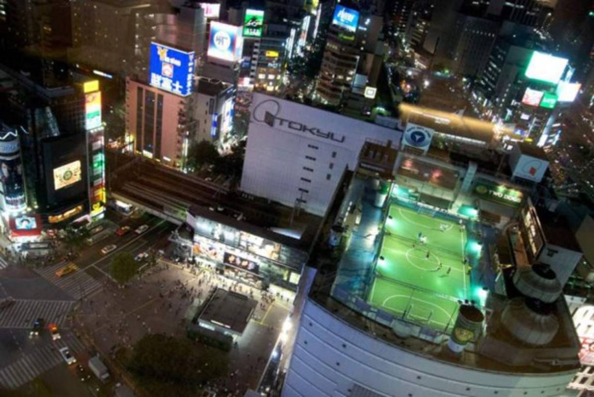 El Adidas Football Stadium de Tokio situado en el último piso de uno de los edificios de la marca.